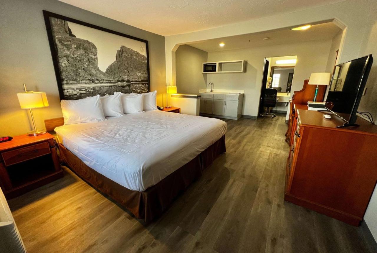 Super 8 By Wyndham Sealy Hotel Exterior photo