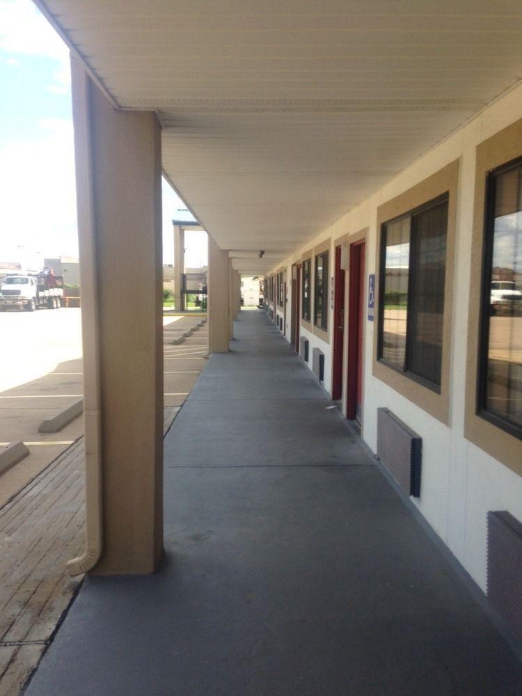 Super 8 By Wyndham Sealy Hotel Exterior photo